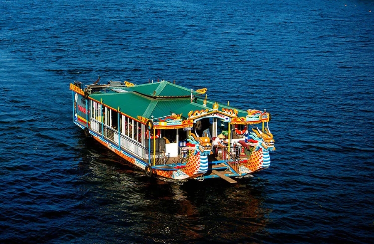 Đi thuyền rồng trên sông Hương