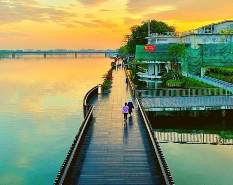 Cầu gỗ lim Huế