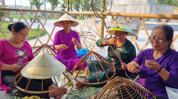 Tham gia lớp làm nón lá hoặc làm hương