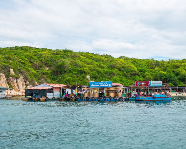 Nhà bè hải sản nổi trên biển