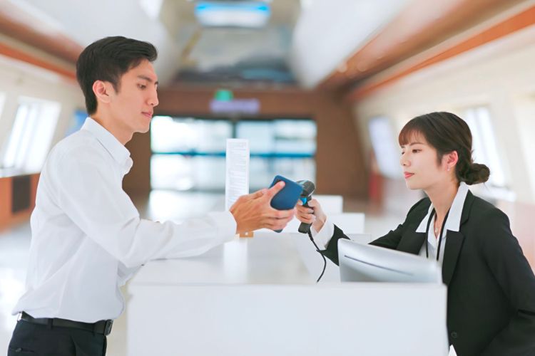 Thanh toán dư nợ trực tiếp tại quầy giao dịch là hình thức đơn giản và dễ dàng thực hiện.