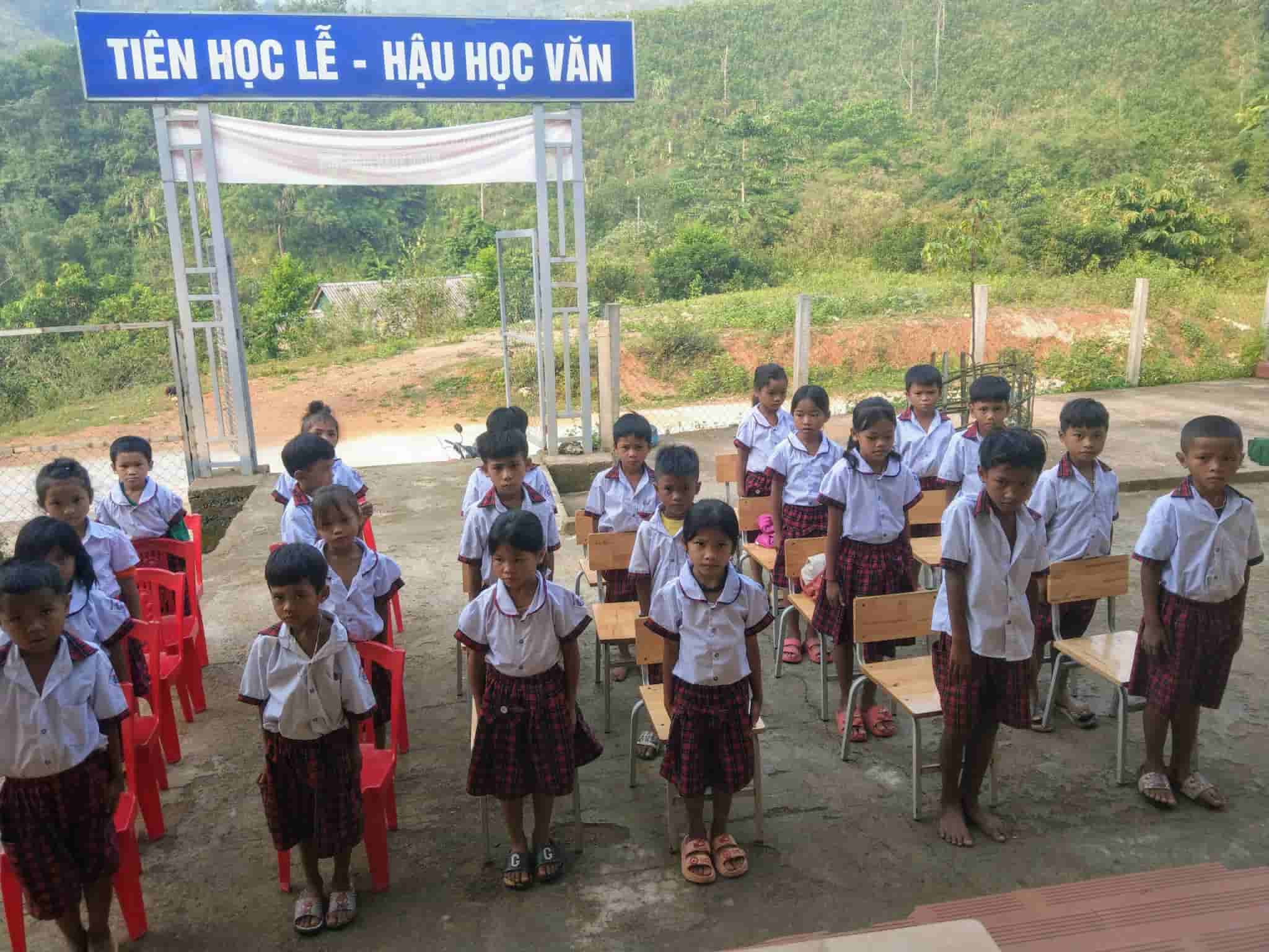 Các em học sinh phải di chuyển đến điểm trường khác để học tập