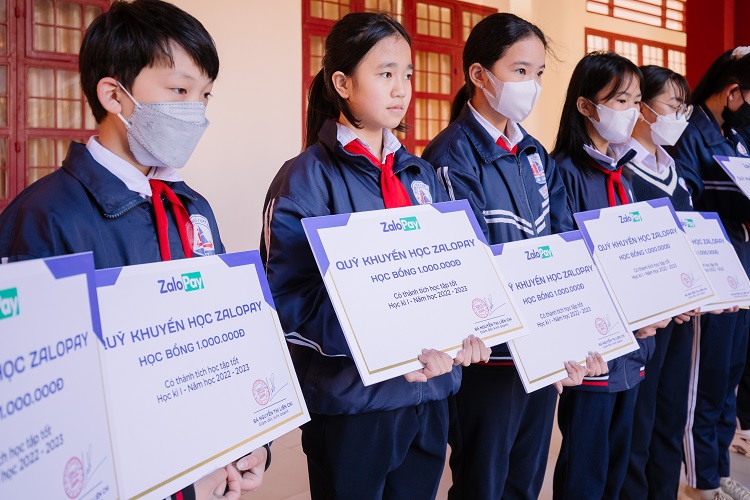 ZaloPay trao học bổng cho các em học sinh tại 5 điểm trường ở hai tỉnh Lâm Đồng và Vĩnh Long trong chương trình khuyến học mới nhất