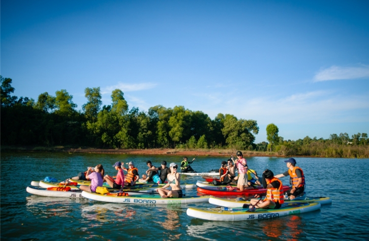 Chèo thuyền SUP, ngắm cảnh mặt hồ