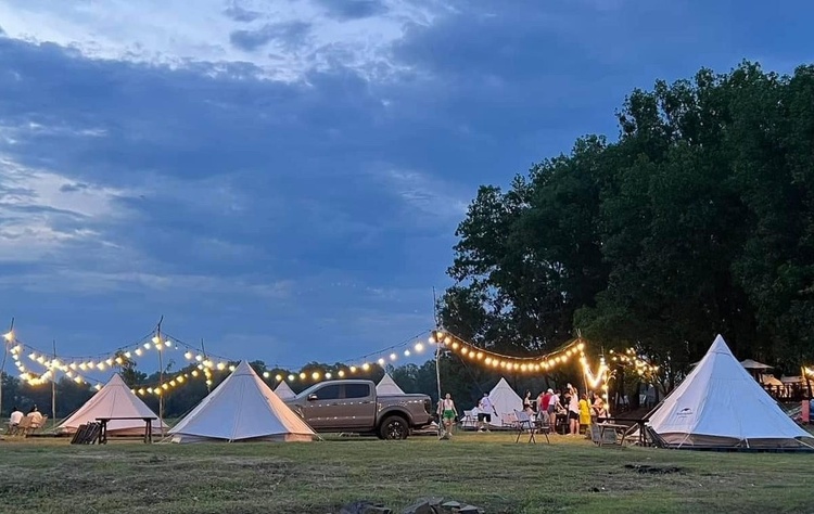 Cắm trại bên hồ Trị An