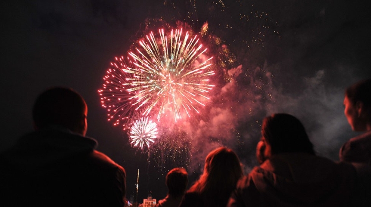 Xem pháo hoa giao thừa