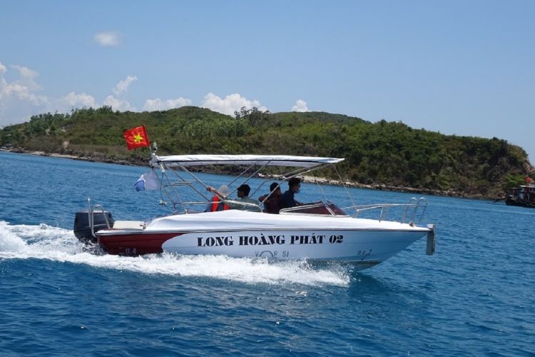 Đi tour cano khám phá đảo