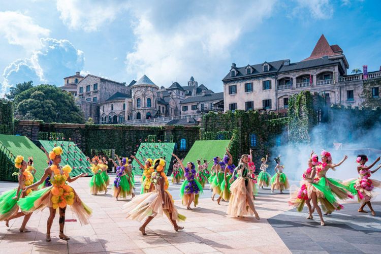 Chương trình văn hóa nghệ thuật gần Cầu Vàng