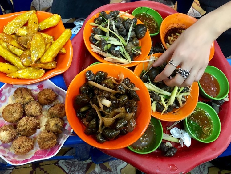 Ốc Chị Lệ là địa chỉ quán ốc ngon Hà Nội lâu đời hấp dẫn với thực đơn tươi ngon