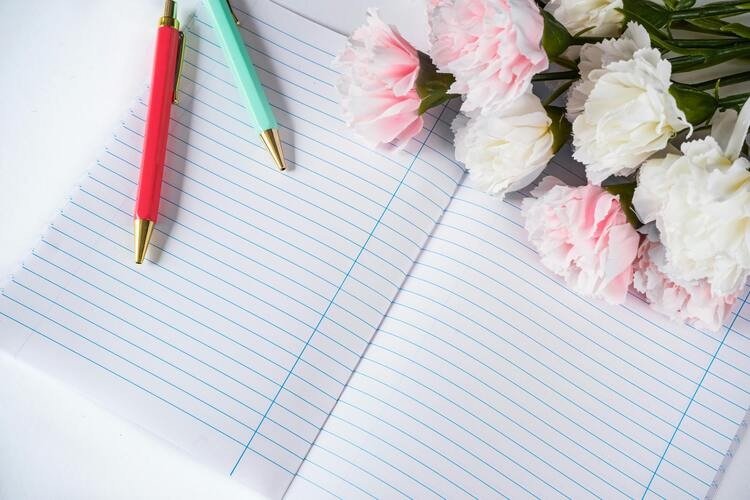 Chuẩn bị quyển vở mới và bút đầy mực, không bị tắc (Nguồn: Internet)