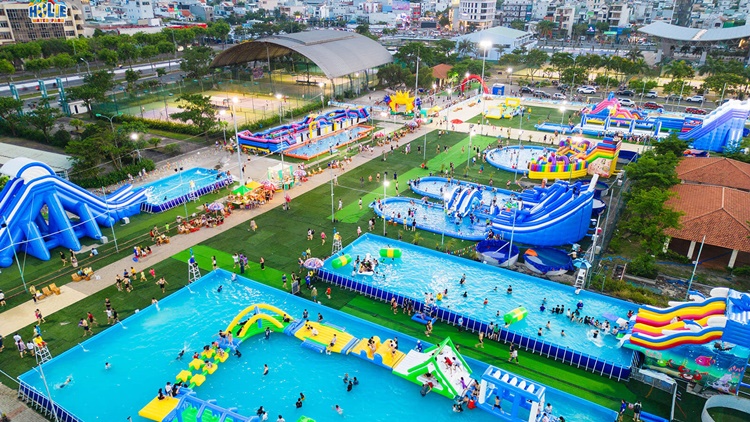 Holie Water Park gồm 8 nhà phao (Nguồn: Internet)