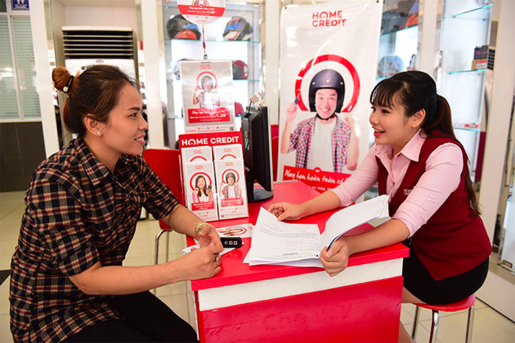 Bạn sẽ được nhân viên hỗ trợ kiểm tra hợp đồng còn bao nhiêu tại điểm giao dịch Home Credit.