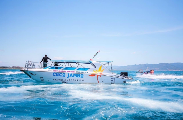 Khám phá Kỳ Co bằng cano