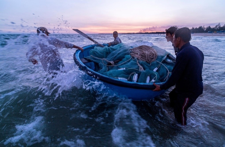 Trải nghiệm đánh bắt và đi thuyền thúng
