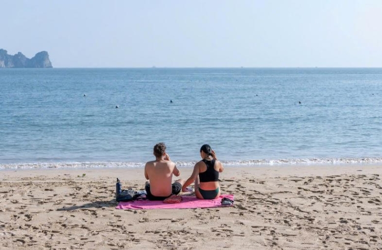 Tắm biển và vui chơi trên bãi cát