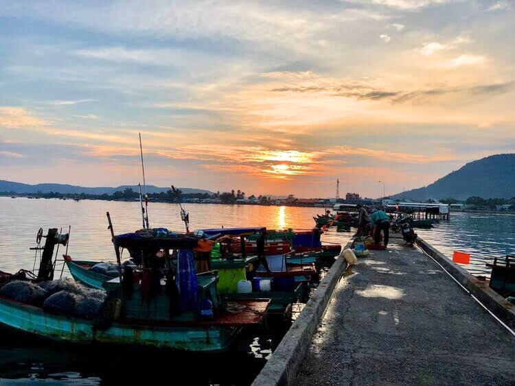Khung cảnh thơ mộng ở Làng chài Hàm Ninh