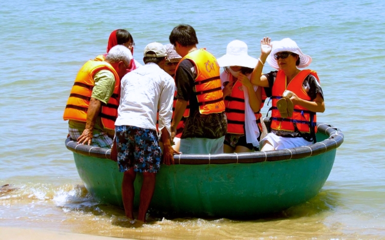 Trải nghiệm chèo thuyền thúng trên biển