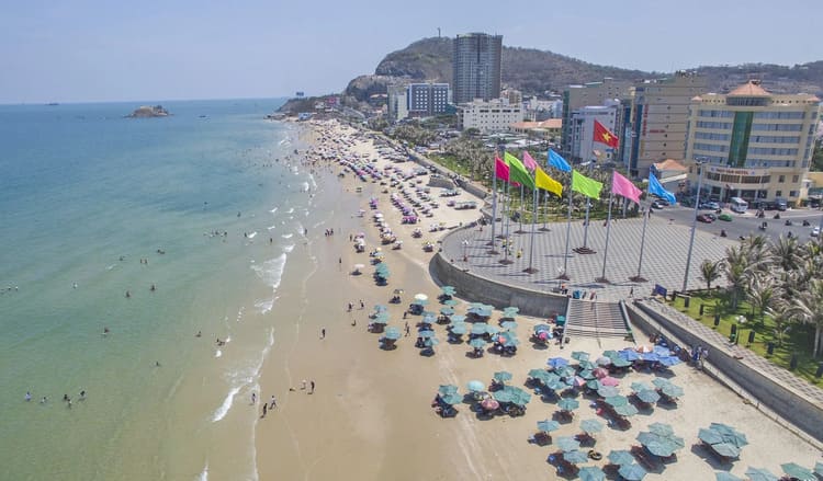 Bãi Sau - Bãi biển đẹp gần Miếu Hòn Bà