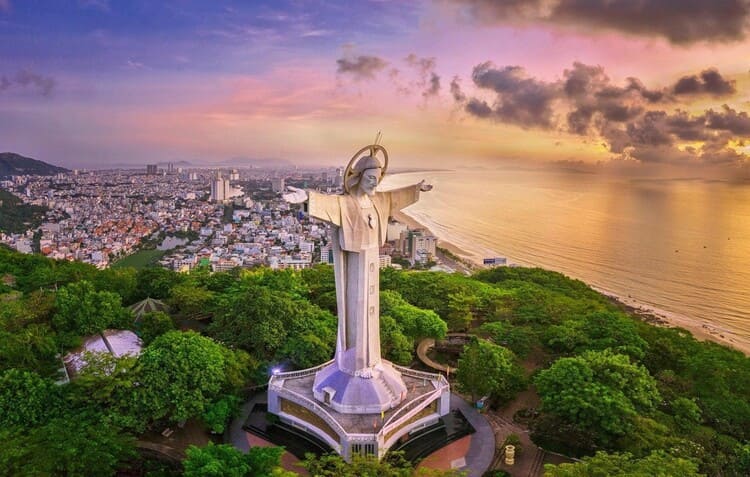 Tượng Chúa Kitô Vua - View toàn thành phố biển