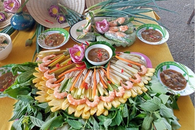 Khoai lang mắm sống cuốn lá cách - Vĩnh Long