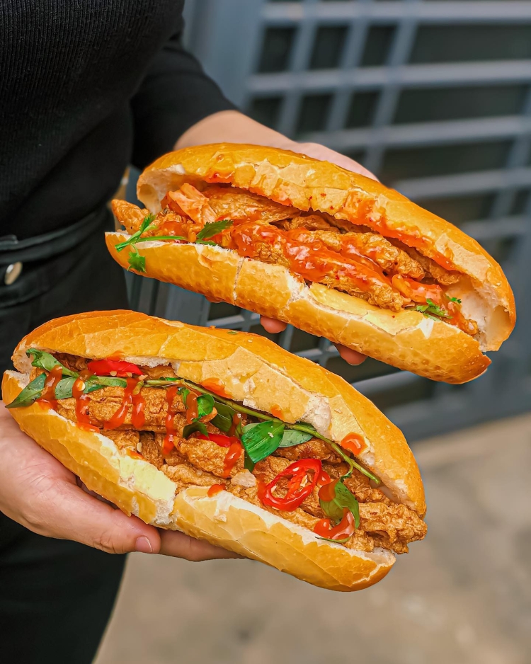 Bánh mì chả cá nóng