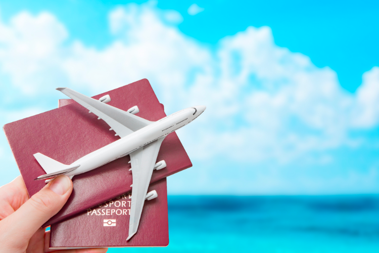 Mua vé máy bay trước trả sau (mua vé máy bay trả góp) là hình thức cho phép bạn đặt vé máy bay và thanh toán sau.