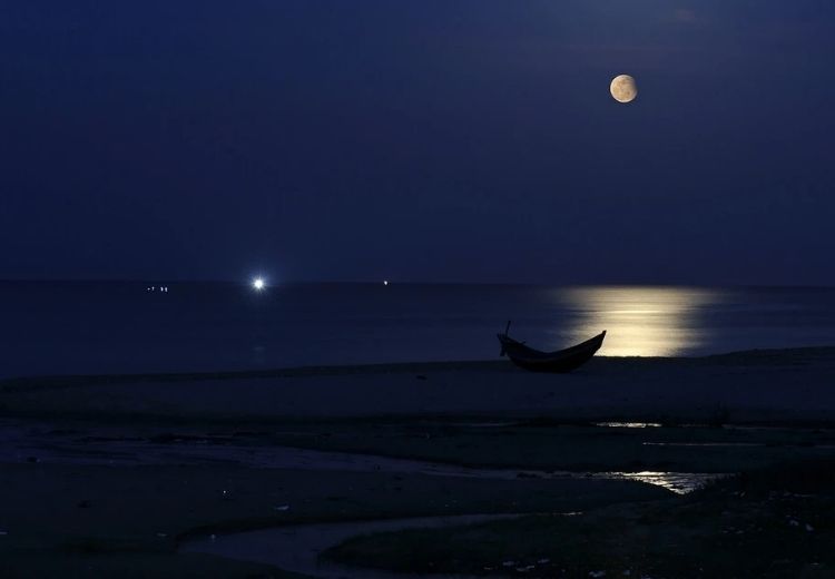 Dạo biển Mũi Né về đêm