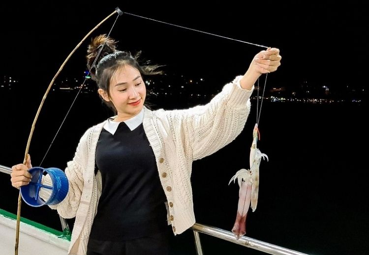 Tham gia các tour câu mực đêm trên biển