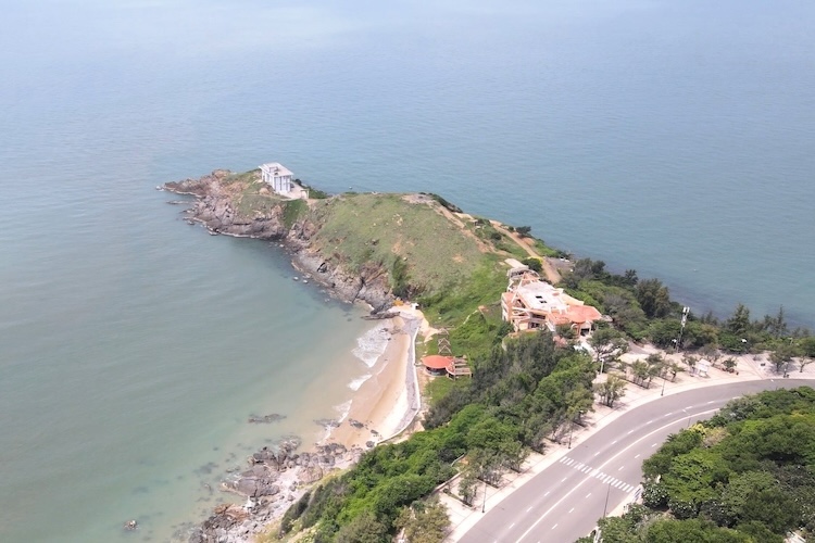 Con đường ven biển dẫn đến Mũi Nghinh Phong