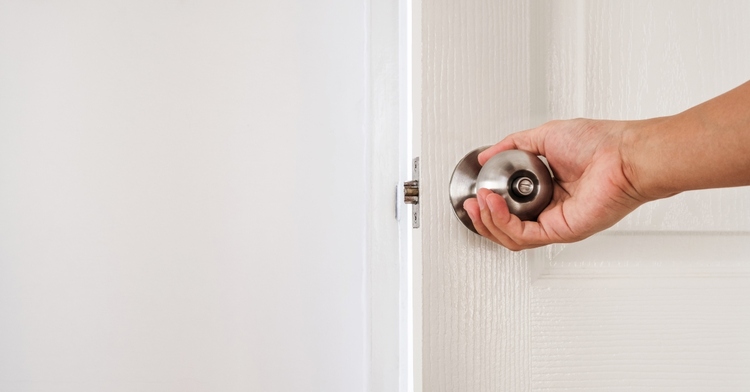 Mùng 4 Tết không nên đóng kín cửa cả ngày