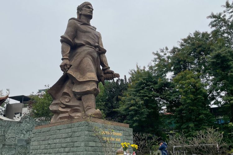 Tượng đài vua Quang Trung - địa điểm chụp ảnh ở Hà Nội 