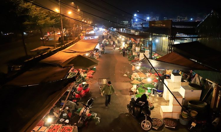 Chợ đêm Long Biên