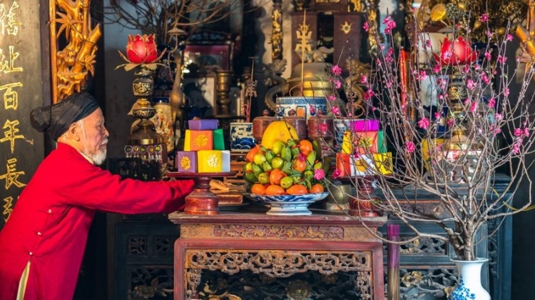 Thắp hương, cúng gia tiên