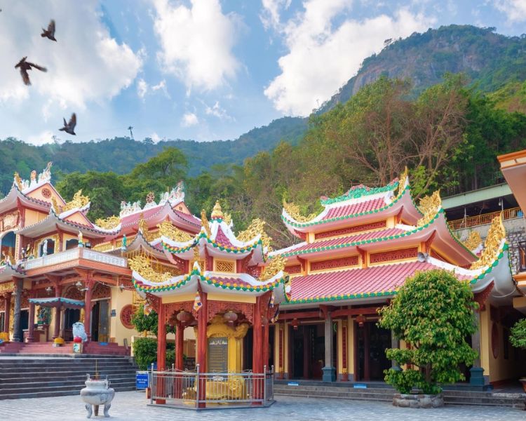Linh Sơn Tiên Thạch Tự