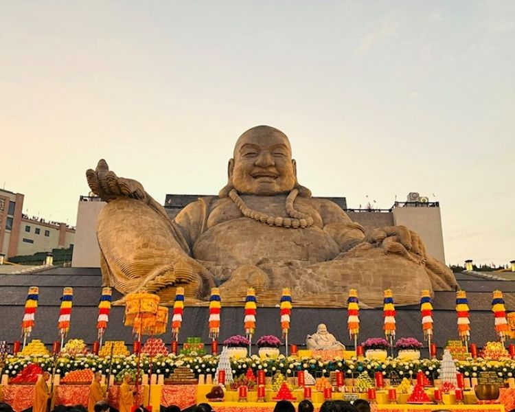 Tôn tượng Bồ Tát Di Lặc