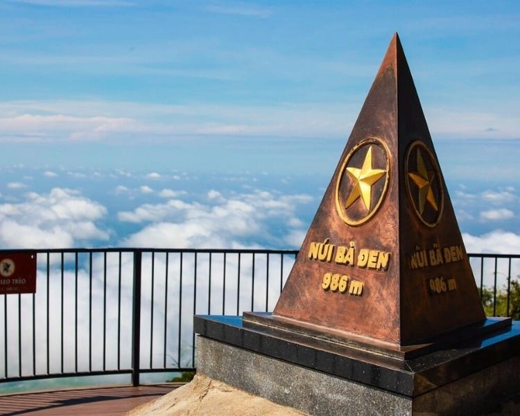Săn mây và check-in tại chóp đỉnh núi Bà Đen