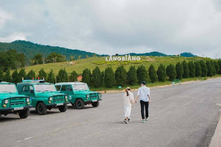 Đi xe jeep lên đỉnh Langbiang
