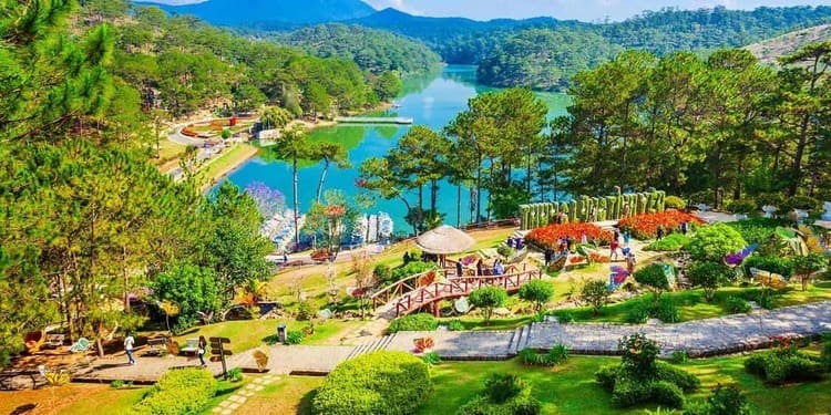 Vui chơi tại Thung lũng Trăm Năm