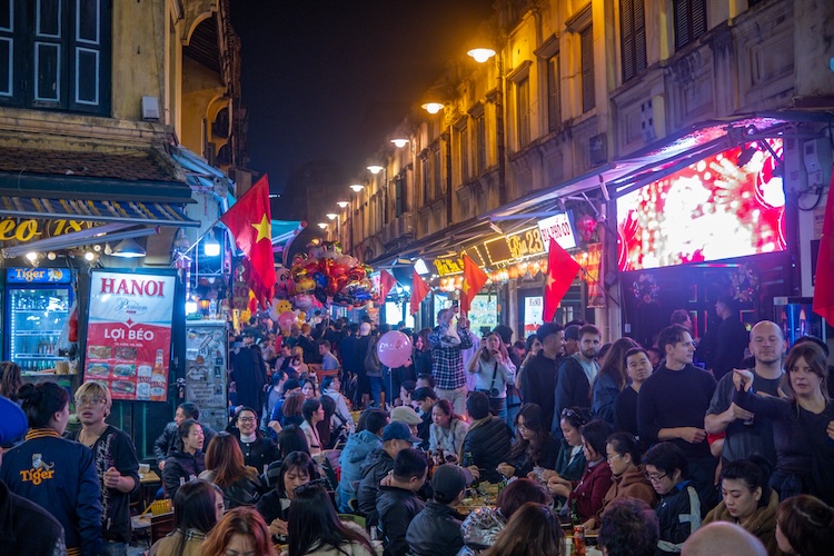 Phố Tạ Hiện là một trong những con phố sầm uất, độc đáo nhất của thủ đô Hà Nội