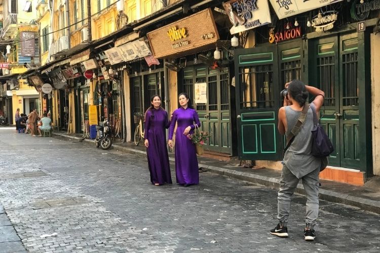 Ban ngày yên bình với dãy nhà hoài cổ Tạ Hiện