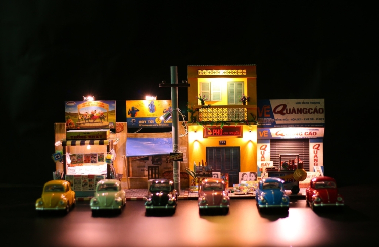 Mô hình lắp ráp hoặc đồ chơi công nghệ mini