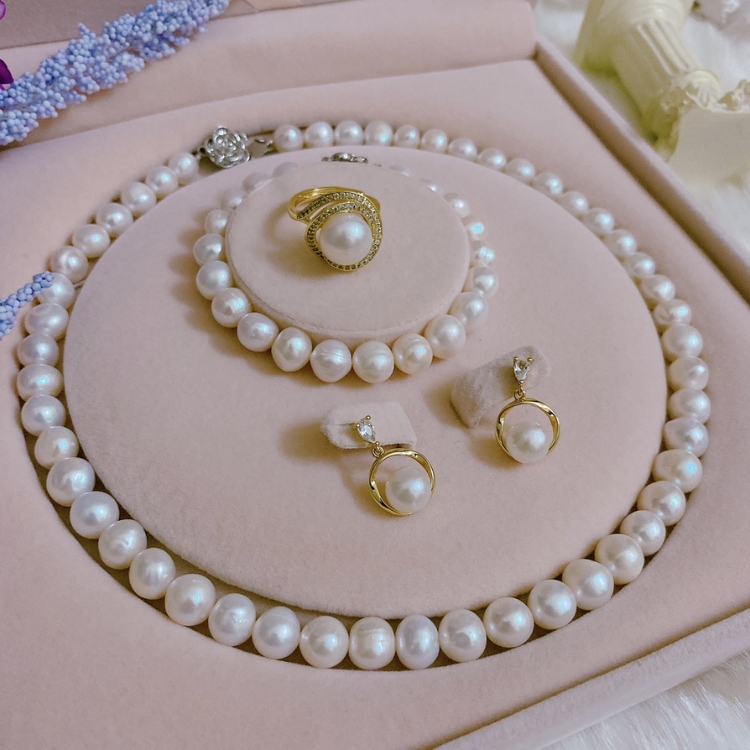 Bộ trang sức ngọc trai hoặc charm bracelet cá nhân hóa