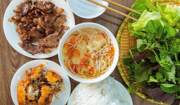 Bún Chả Hàng Quạt là một trong những quán ăn ngon ở Hà Nội mà thực khách nên ghé đến