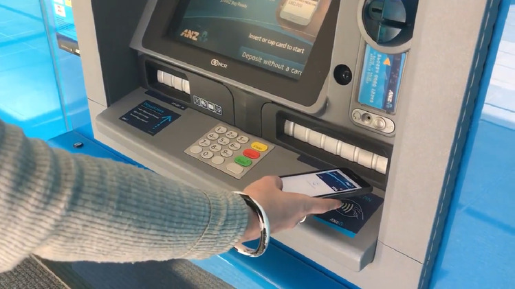 Rút tiền không cần thẻ ATM bằng mật khẩu trên ứng dụng điện thoại