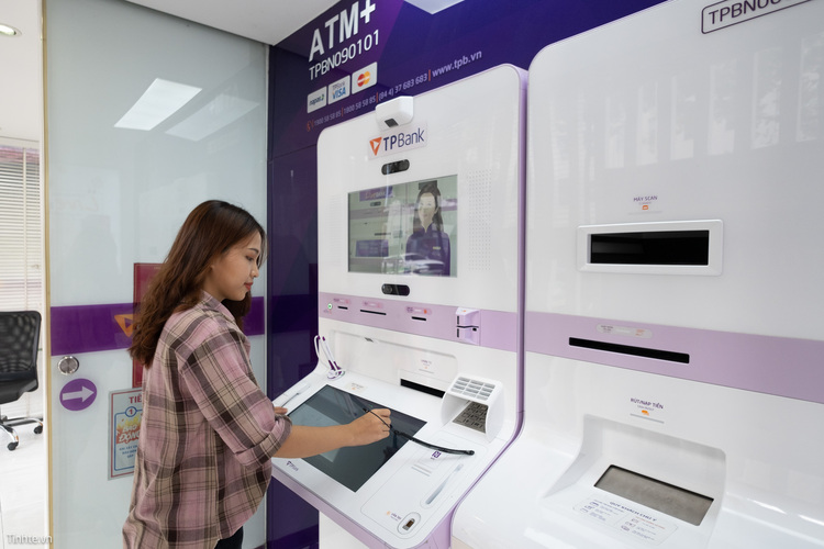 Rút tiền không cần thẻ tại cây ATM bằng khuôn mặt