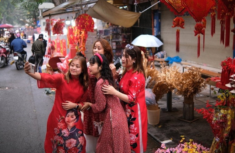 Chúc Tết, mừng tuổi và du xuân