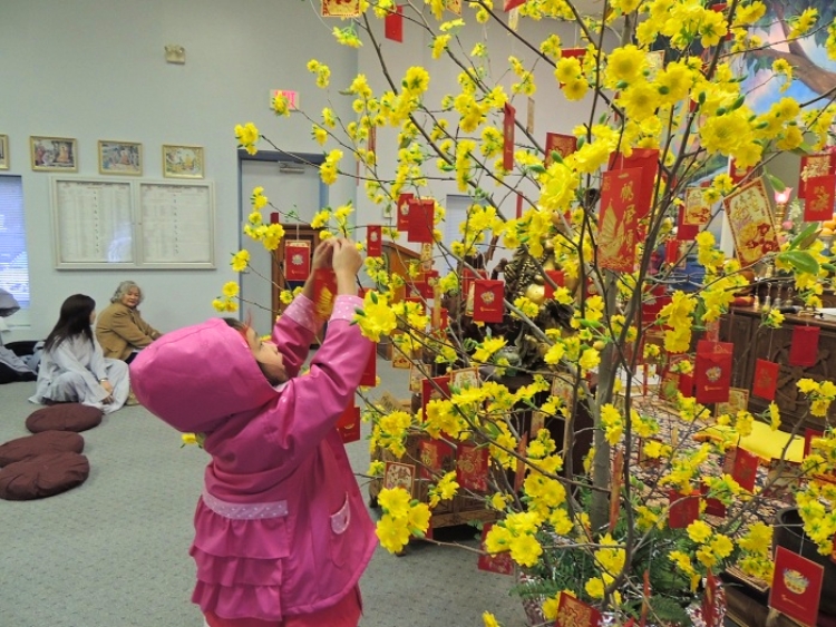 Đi chùa hái lộc đầu năm