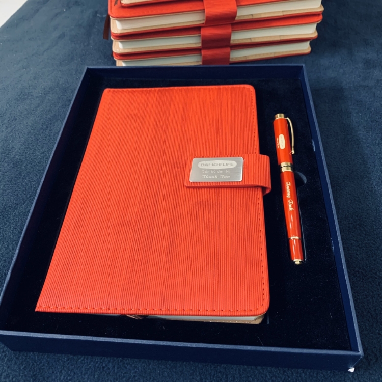 Sổ và bút ký tên