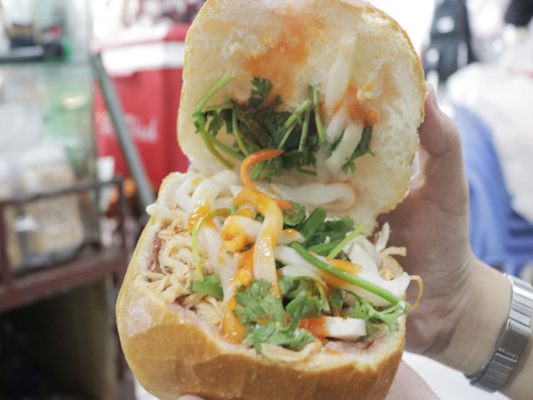 Xe bánh mì gà Hồng Vân