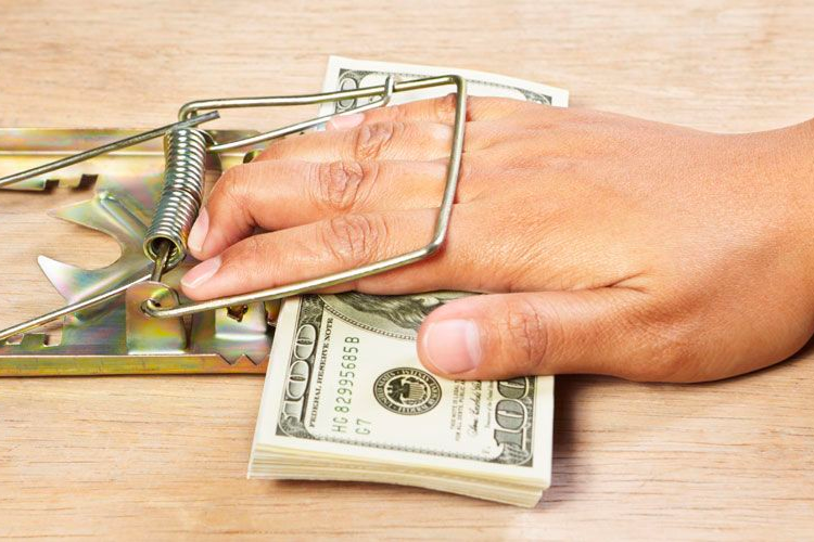 Vay tín dụng đen tiềm ẩn rủi ro lớn như lãi suất siêu cao, đe dọa, bạo lực và mất khả năng thanh toán.